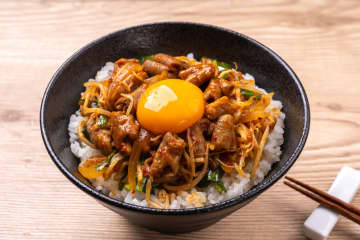 料理人・笠原将弘が絶賛、『わんぱくスタミナ丼』の作り方が話題！”和食の小技満載”で上品なスタミナ丼が完成…ベテラン主婦も大絶賛「わんぱくな割に和食な小技が満載ｗ」「子供や濃い味が苦手な方でも食べれそう」「やっぱりプロだなぁ〜」