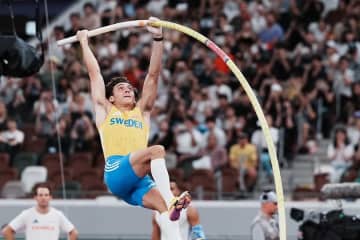 超人デュプランティスV3、前人未踏の6m30世界新記録！　ラスト3本目で達成、妻と熱烈キス　通算14度目の更新…国立5万人が目撃【東京世界陸上】