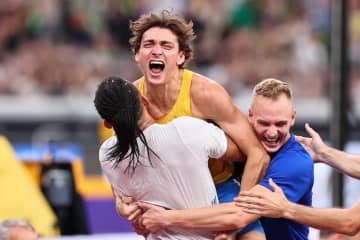 陸上界の“鳥人”デュプランティスが人類史上初６ｍ30！ 異次元の“14度目”世界記録更新に国立は総立ち熱狂【世界陸上】