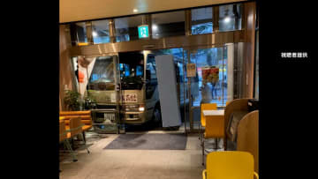 マクドナルド店舗にマイクロバス突っ込む　停車中に無人で動き出す　千葉・松戸市