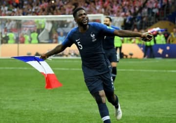 「別れを告げる時が来た」元フランス代表のW杯優勝メンバーが31歳で電撃引退。バルサでも活躍、“世界トップクラス”の評価も怪我に泣いた悲運のDF「浮き沈みの激しいキャリアを…」