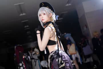 【コスプレ】背中が美しい『鳴潮』、華やかな衣装が映える『原神』『ブルアカ』など人気ゲームの美女キャラが「アコスタ池袋」に集結【写真41枚】