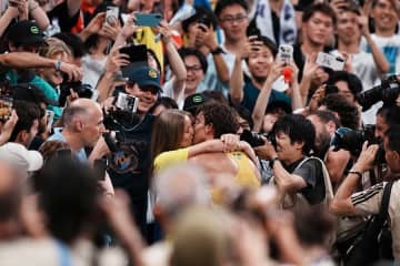 「他人のキス見て一番感動した」　世界新直後、デュプランティスと婚約者の姿が「映画すぎた」列島うっとり