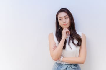『なんでも考えすぎてしまう人』の特徴や心理4選　心を軽くするために意識すべき考え方とは