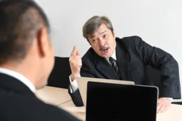 「コロナ給付金10万円」を町に寄付するよう強要するトンデモ上司　なのに自分は経費で「自宅の仏花」を購入！？