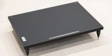 【ミニレビュー】イタリアの木工技術が産んだ美しいオーディオラック“Essenza”
