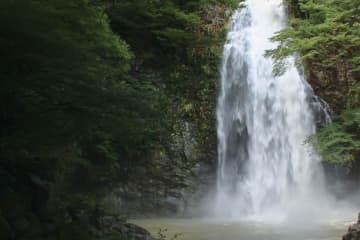 30歳男性 雨で “増水” も『沢登り』を決行 “滝壺” に転落し救急隊が駆けつける騒ぎに ネットでコメント殺到「多少の雨なら大丈夫って思うけど、素人はわからないんだよね」「断念した人の話を聞いて経験値の差だなと思った」