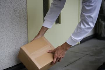 国交省 “置き配” 推進 配達員が『共同玄関を解錠できるシステム』を補助へ ネットでコメント殺到「いや、屋外に宅配ボックスを置けば良い話では？」「犯罪の多い中、セキュリティ緩和のような措置に個人的に反対です。」