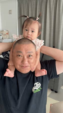 極楽とんぼ山本、０歳愛娘を“初肩車”ショット公開