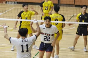 p【バレーボール】慶大、開幕３連勝！　夏に磨いたブロックが光る／秋季関東大学男子２部バレーボールリーグ戦 第３日 vs 明治学院大/p