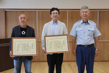 「助けて」の声、沖へ流された女性2人と少年を救助　横芝光・屋形海岸　男性2人に感謝状