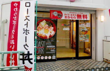【食レポ】松のやの意外にも初挑戦な991kcalの「ローストポーク丼 大盛」を食す! マッシブな旨味のローストポークを筆頭に多彩な具材やソース、黄身がご飯と一体となり瞬時に胃の中へと吸い込まれるウマさ！