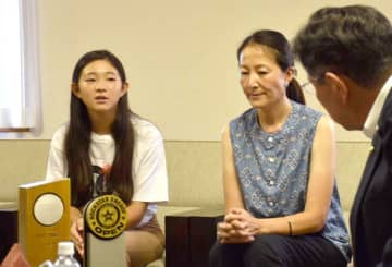 長谷川瑞穂さん(茨城・古河二中)　スケボー女子　念願の世界一、市長に報告　「五輪目指し頑張る」
