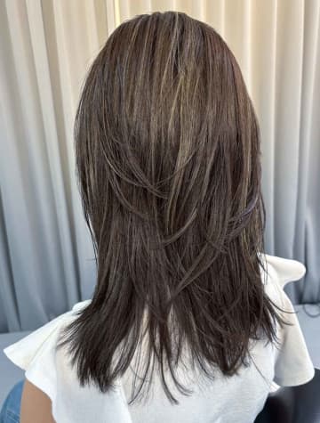 これぞ【50代】の正解ヘア！？ 楽ちんオシャレな「白髪ぼかし × レイヤー」が大当たり♡