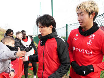 パリ街角で中村敬斗が笑顔のサムズアップ！ 元日本代表が公開したツーショットに｢元気そうで良かった！｣｢2人ともイケメン｣