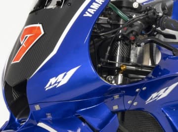 ヤマハがV4エンジン搭載のYZR-M1公開　MotoGPサンマリノGPで走行へ