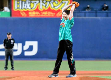 大阪マーヴェラスの田中瑞稀主将がオリックス‐ソフトバンク戦（プロ野球）始球式に登場