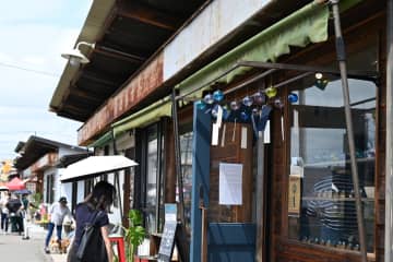 「無一文になるかも」老朽化した長屋への出店断られ、地元２代目が下した決断は‥　ネコが見守り、人引き寄せる昭和レトロ商店街【地域再生大賞・受賞団体の今】