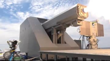防衛装備庁、レールガンの洋上射撃試験に成功と発表　海自試験艦「あすか」から実際の船舶に向けて初めて発射