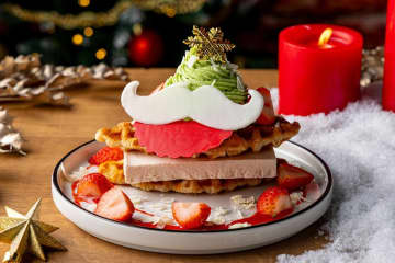 キンプトン新宿東京のクリスマススイーツ、ラズベリーとピスタチオのサンタ風クロッフル＆ツリーマカロン