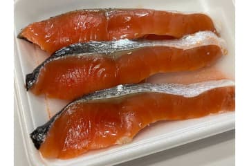 スーパーの秋鮭に「めちゃデカイアニサキス」　うごめく様子に主婦衝撃…「買う気はなくなる」と本音も