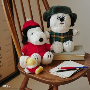 『PEANUTS』×「Afternoon Tea LIVING」がコラボ！　秋らしい装いのぬいぐるみやポーチを発売へ