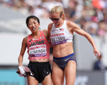 「素晴らしいスポーツマンシップ」女子マラソンの一幕に陸上ファン感涙　7位力走の小林香菜に4位のアメリカ選手がみせた行動