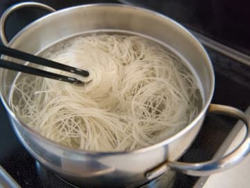 「そうめんでラーメン超え？」　豆乳担々の味わいに「まろやかピリ辛」「箸止まらん」