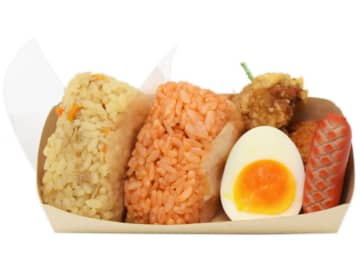 ツナごはん・チキンライスのおむすびと、ゆで卵や赤ウインナーなどのおかずを詰め合わせて税込429円! セブン‐イレブンが「おむすび＆おかず ツナごはん・チキンライス」を本日16日(火)発売