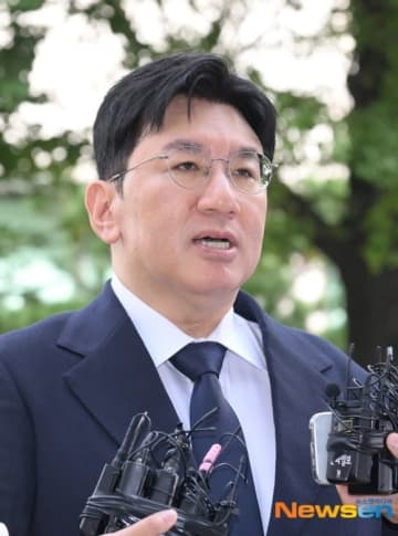 HYBE バン・シヒョク議長、不正取引容疑で警察が約13時間の召喚調査
