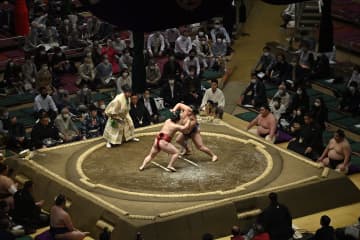 美容界の超大物が両国に登場！ 大相撲中継で「目立ちすぎ」「存在感やばい！」とキュートなTシャツ姿に視線集中