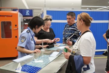 中国、ロシア人にビザ免除開始　各地で入国者迎える