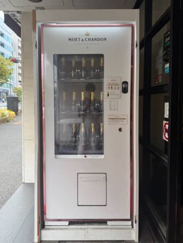 投稿主「港区怖い、自販機でモエシャン売ってる」港区で目撃されたシャンパンが買える自販機に「年齢確認はどうするんだろう」と疑問の声も