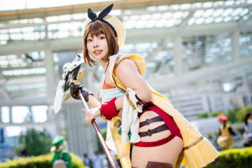 【コスプレ】ライザのむっちり太ももの再現度が高すぎる！魅惑的な二次元ボディにドキドキが止まらない【写真8枚】