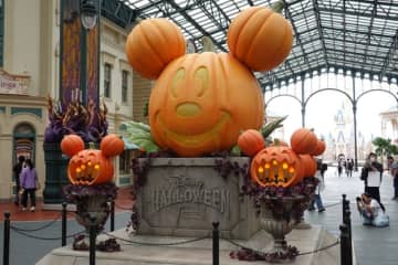 「東京ディズニーランド」高気温で大人気パレードは中止に…！ “Dハロ”が明日開幕！