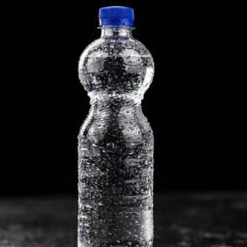 炭酸水に歯を侵食する危険性