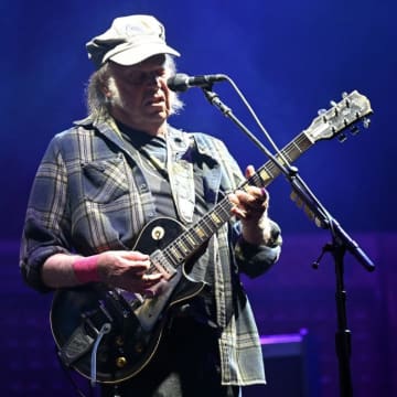 ニール・ヤング、自身のバンドと共にクロムハーツから訴えられる