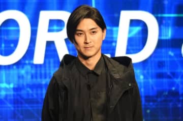 松田翔太、妻・秋元梢との2ショットを投稿「4歳のときから、ずっと憧れていた40歳」になった報告とともに
