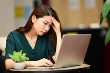 納得いかない！書類のミスを発見、先輩に共有した結果 → すべて先輩の手柄、上司からは 「指導を仰ぐように」と指示された女性の怒り