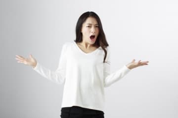 電車内でピクニック！？　レジャーシートを広げて弁当を食べだした家族にドン引きした女性