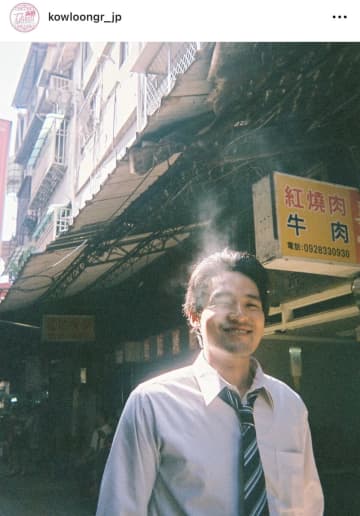 水上恒司、実写映画『九龍ジェネリックロマンス』のオフショットで見せた渋すぎる姿が話題に！「こんな笑顔はずるい」と心を掴まれるファン続出！