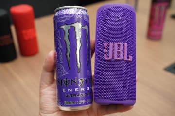 JBL、細身でも本格サウンド、間接照明にもなる新Bluetoothスピーカー「JBL Grip」。13970円