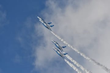 ブルーインパルス、百里・那覇航空祭で展示飛行を追加発表！ 沖縄で奇跡のアクロをもう一度