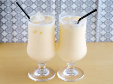 卵と牛乳で簡単！おうちにある材料で作れる「昔懐かしミルクセーキ」