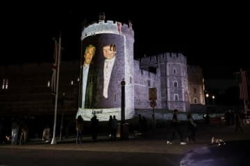 城にトランプ氏とエプスタイン氏の映像を投影、４人を逮捕　英