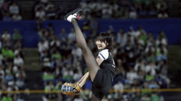 「美脚が上がる上がる」岡田紗佳、始球式で“黒スト”ダイナミック大開脚投球　「最高かよ」「どんだけ足長いねん」とファン興奮