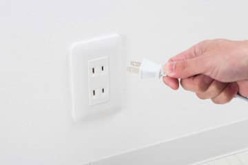 「火災につながるおそれがあります」　家庭でやりがちな電源プラグの“NG行為”　経産省が注意喚起