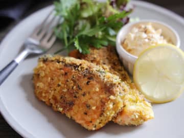 「サクサク食感がクセになる！」「まるでレストランの味！」カレーマヨのサーモン香草焼きレシピ