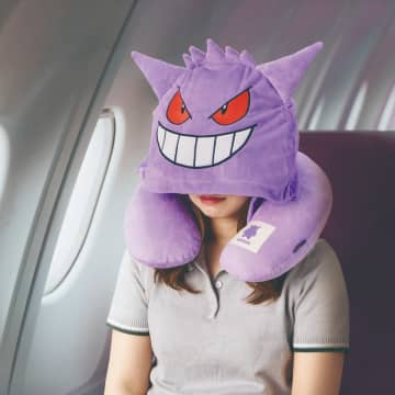 ポケモンがデザインされたトラベル関連グッズ発売　ゲンガーになりきれるフード付ネックピローも登場