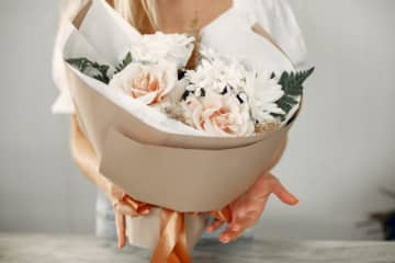 定番の花束は本当に喜ばれるのか？ 送別シーンにおける贈り物の本音と実態